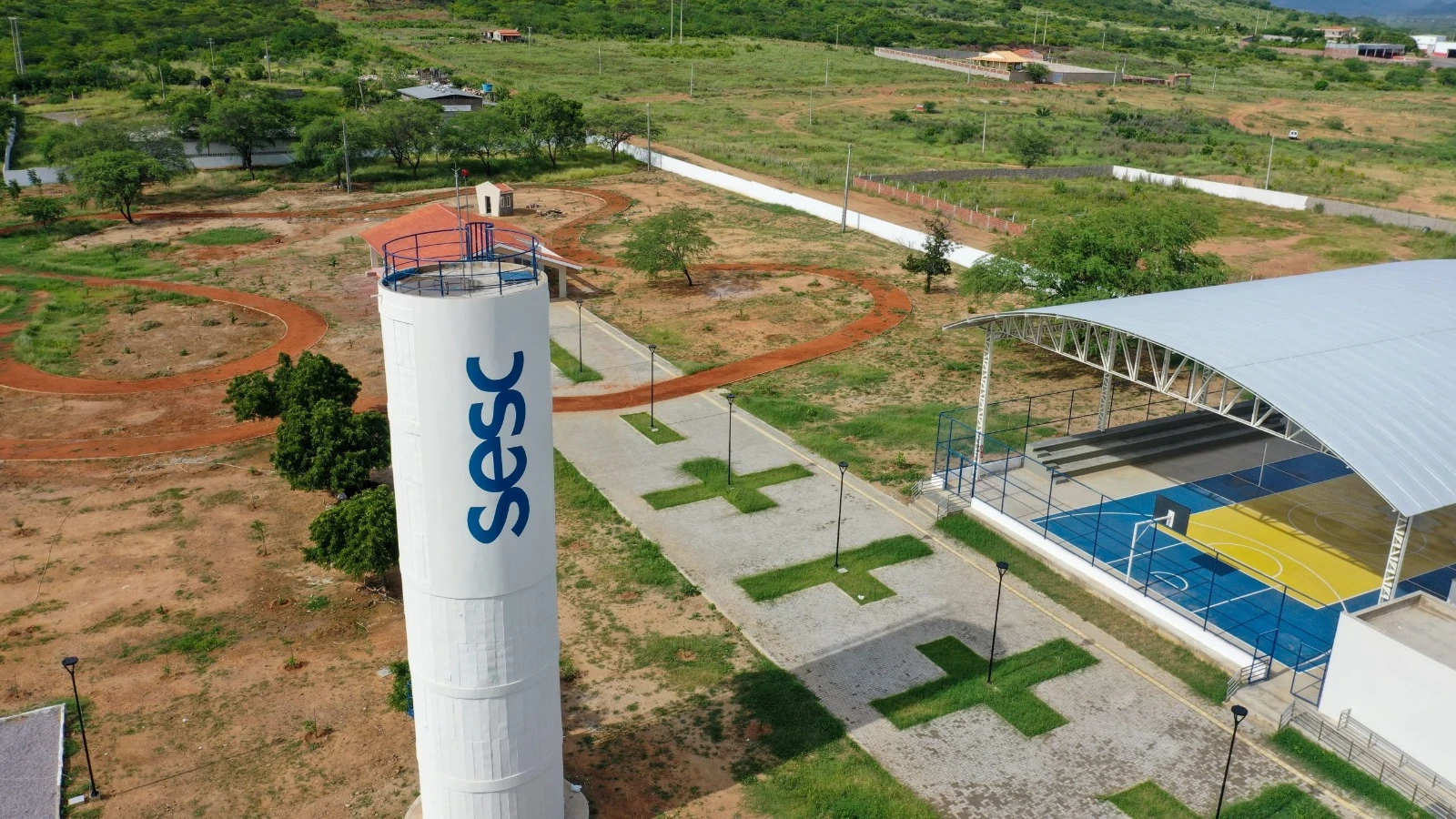 SESC Serra Talhada, obra da CSG, com postes nos percursos externos