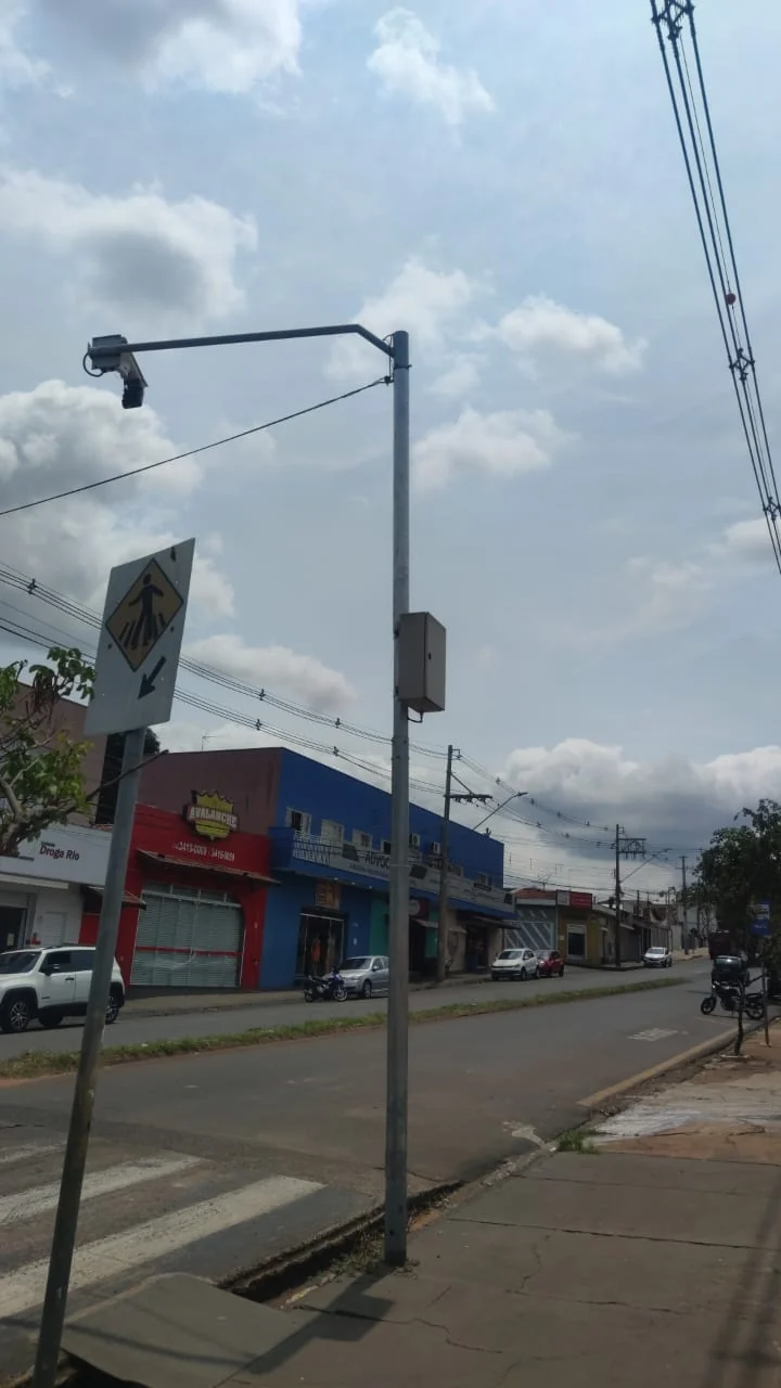 Poste instalado na calçada com câmera na extremidade do braço