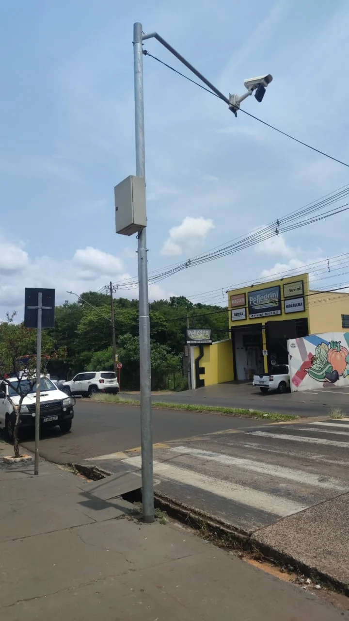 Poste com braço projetado para suporte de câmeras e caixa fixada ao corpo