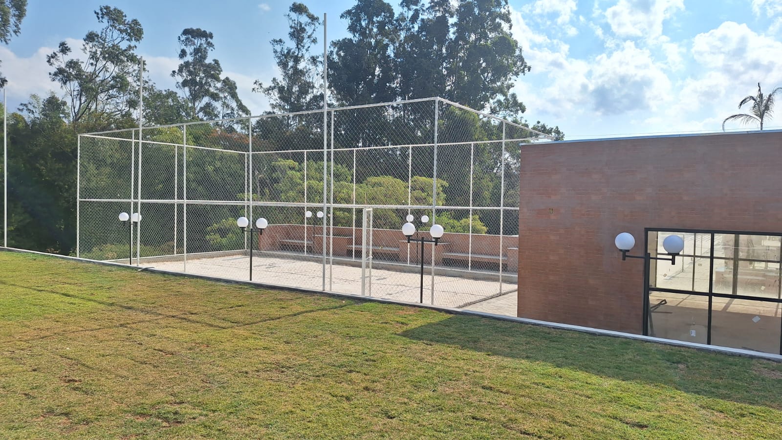 Vista geral da quadra e dos postes decorativos