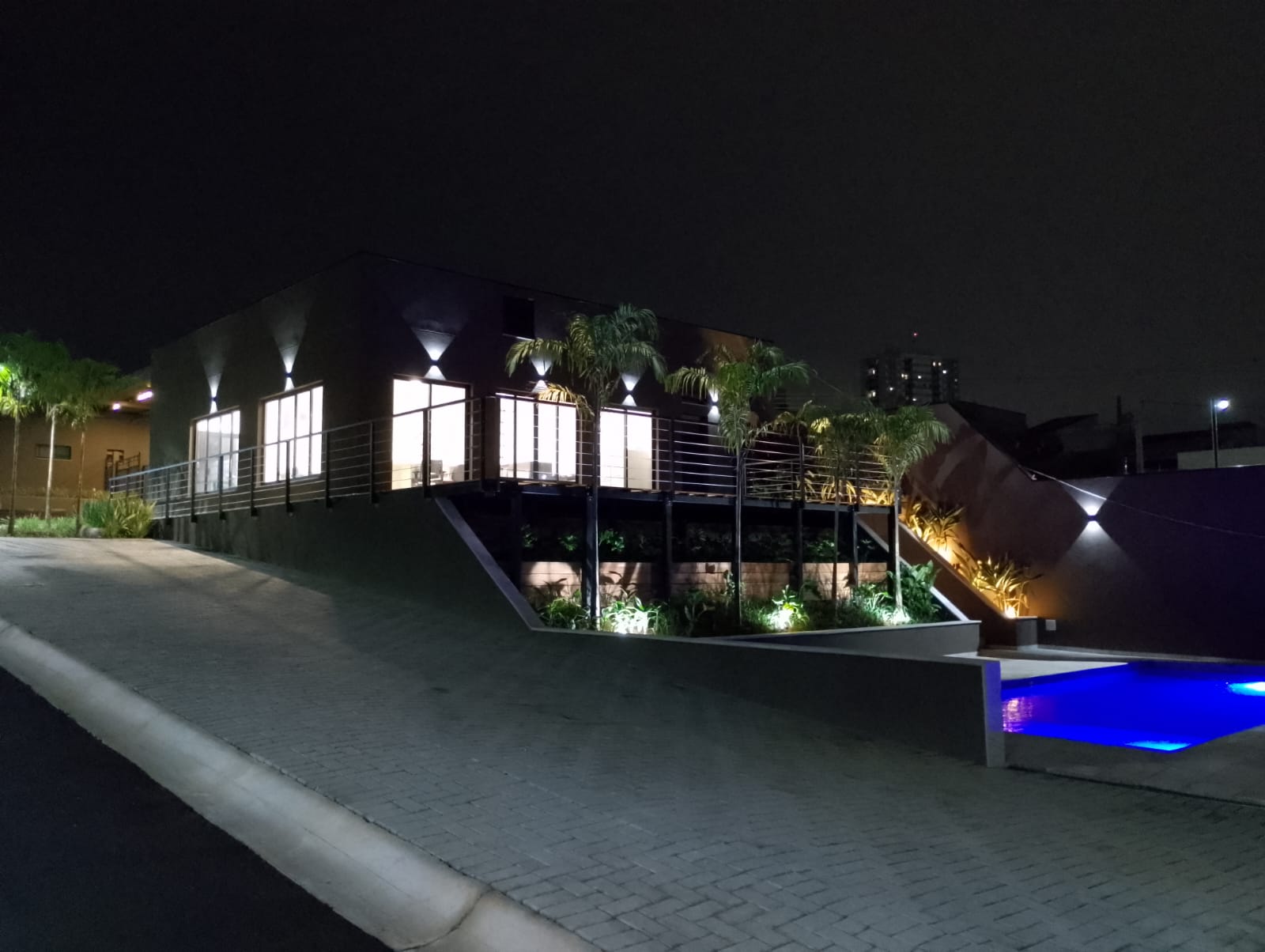 Área comum e piscina iluminadas em condomínio de Valinhos