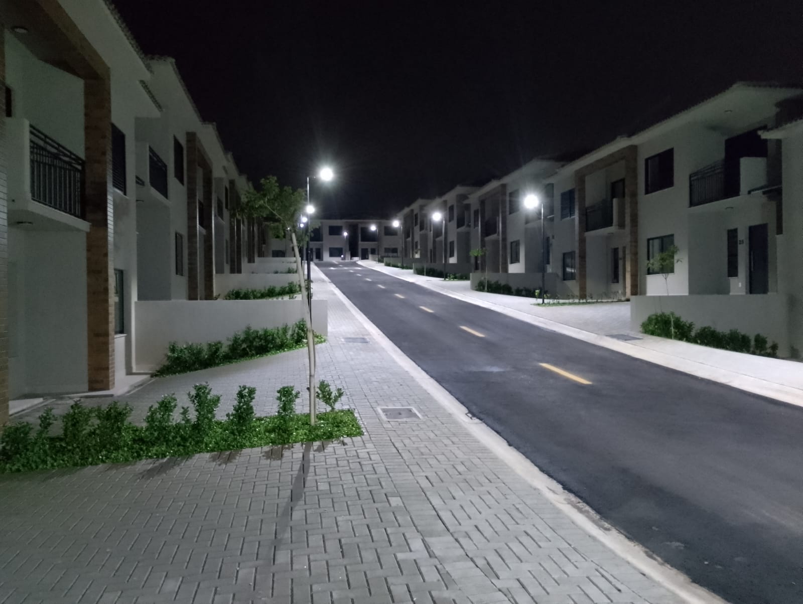 Rua interna e calçadas iluminadas em condomínio de Valinhos